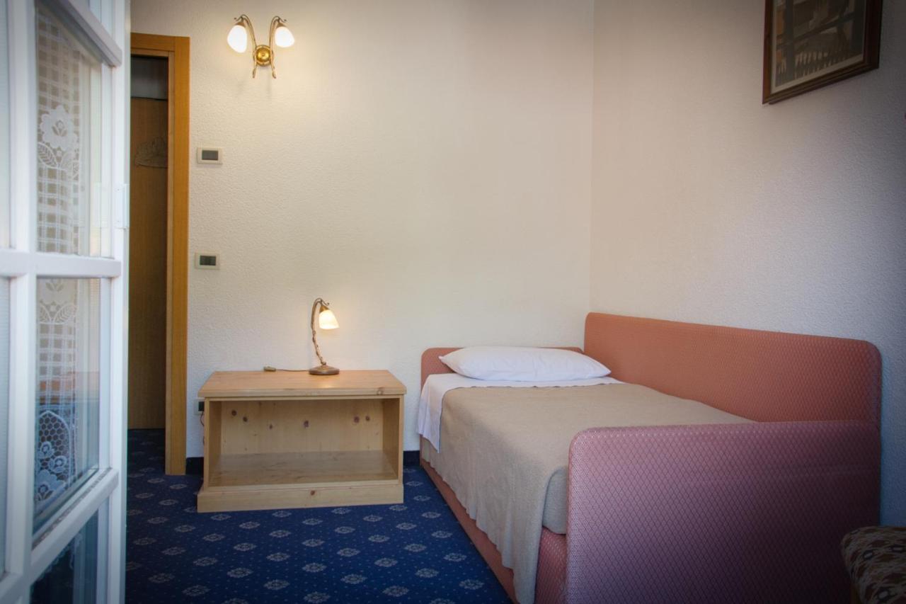 Hotel Nes Crepes Pozza di Fassa Ngoại thất bức ảnh