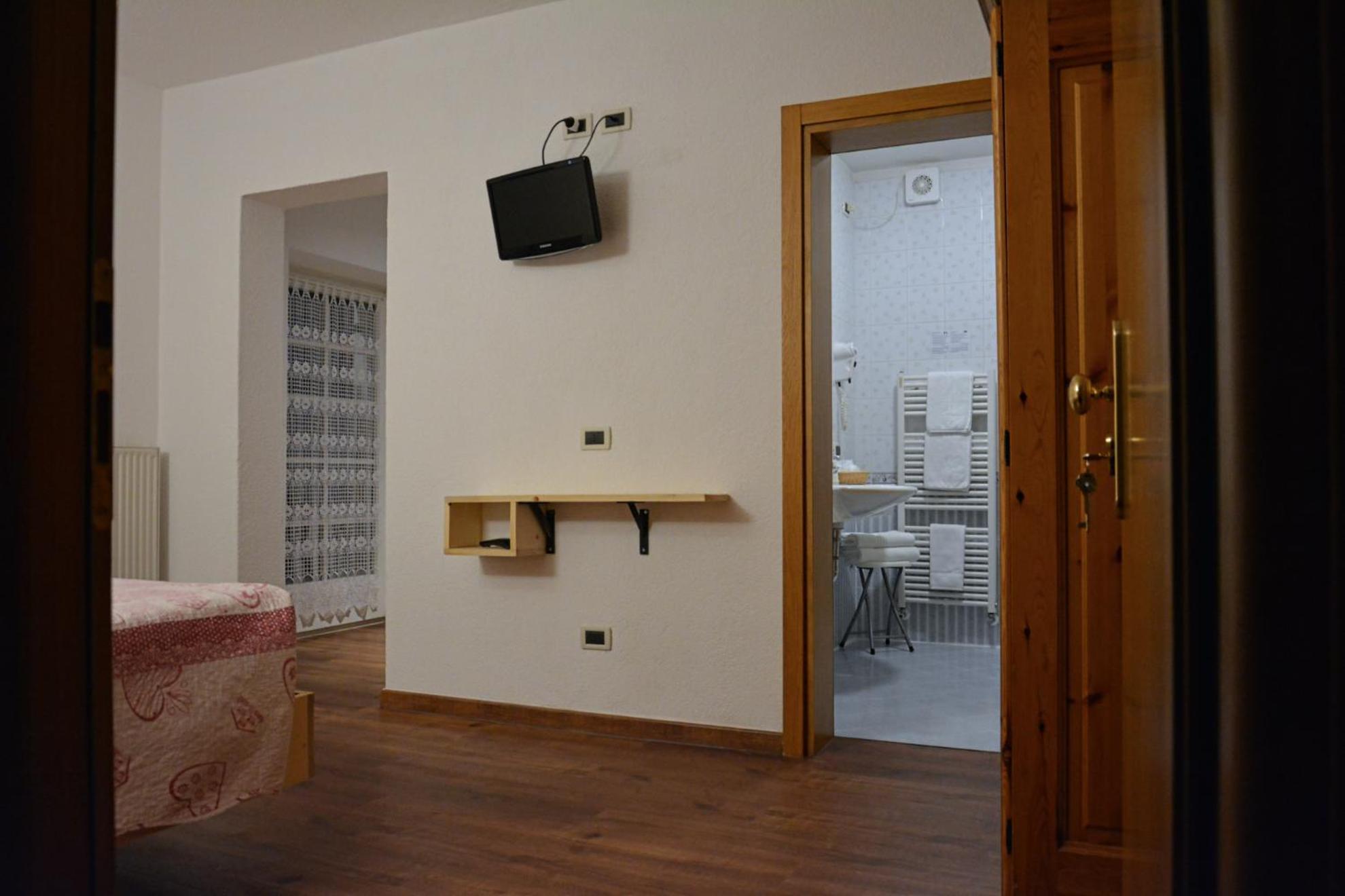 Hotel Nes Crepes Pozza di Fassa Phòng bức ảnh
