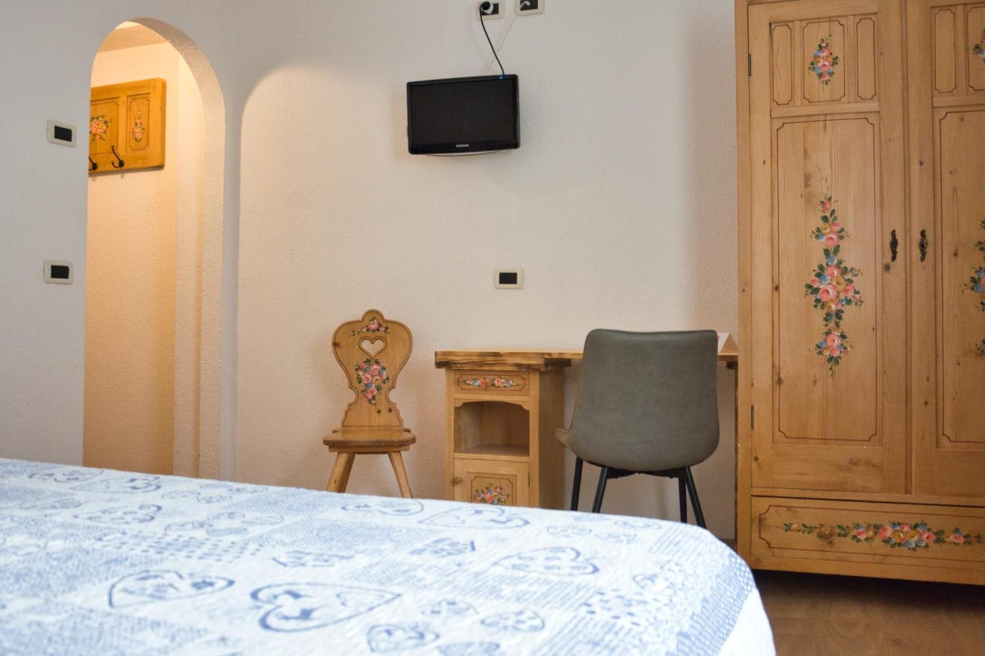Hotel Nes Crepes Pozza di Fassa Phòng bức ảnh