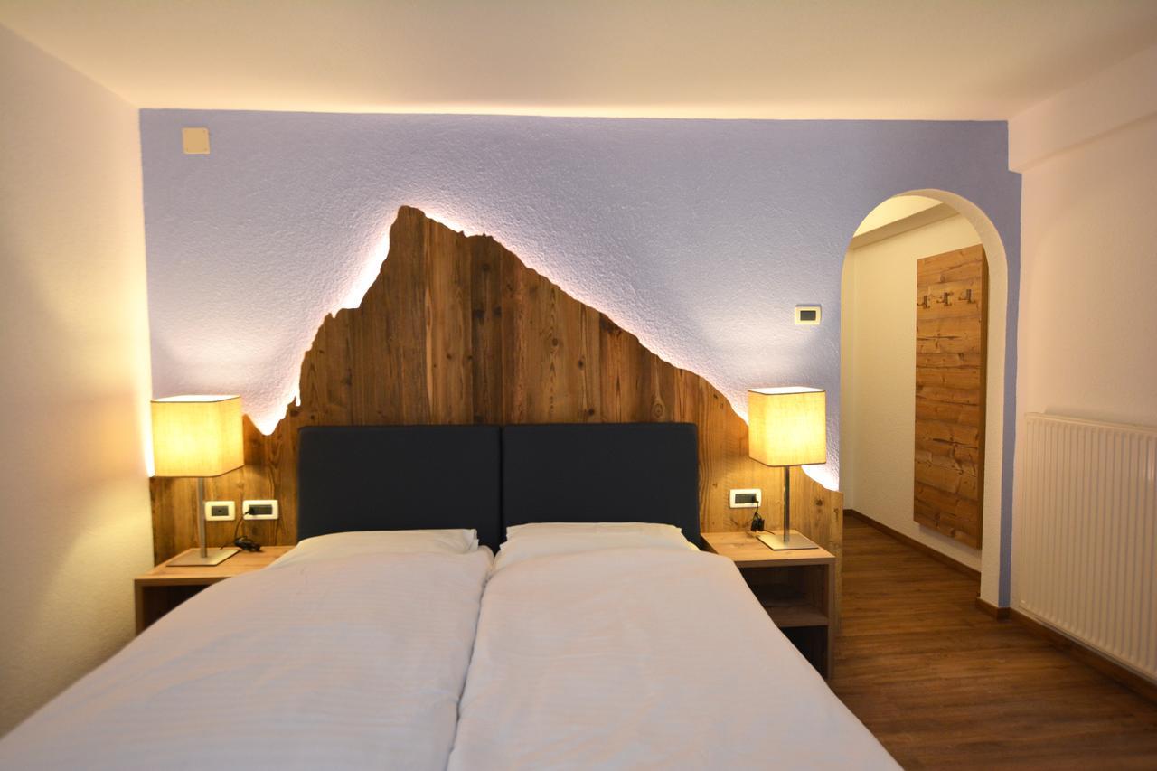 Hotel Nes Crepes Pozza di Fassa Ngoại thất bức ảnh