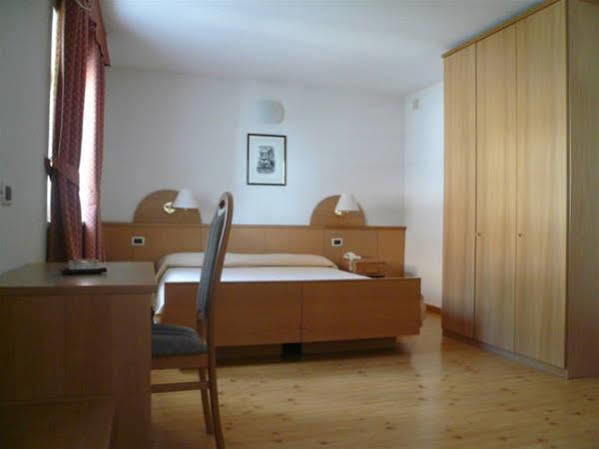 Hotel Nes Crepes Pozza di Fassa Ngoại thất bức ảnh