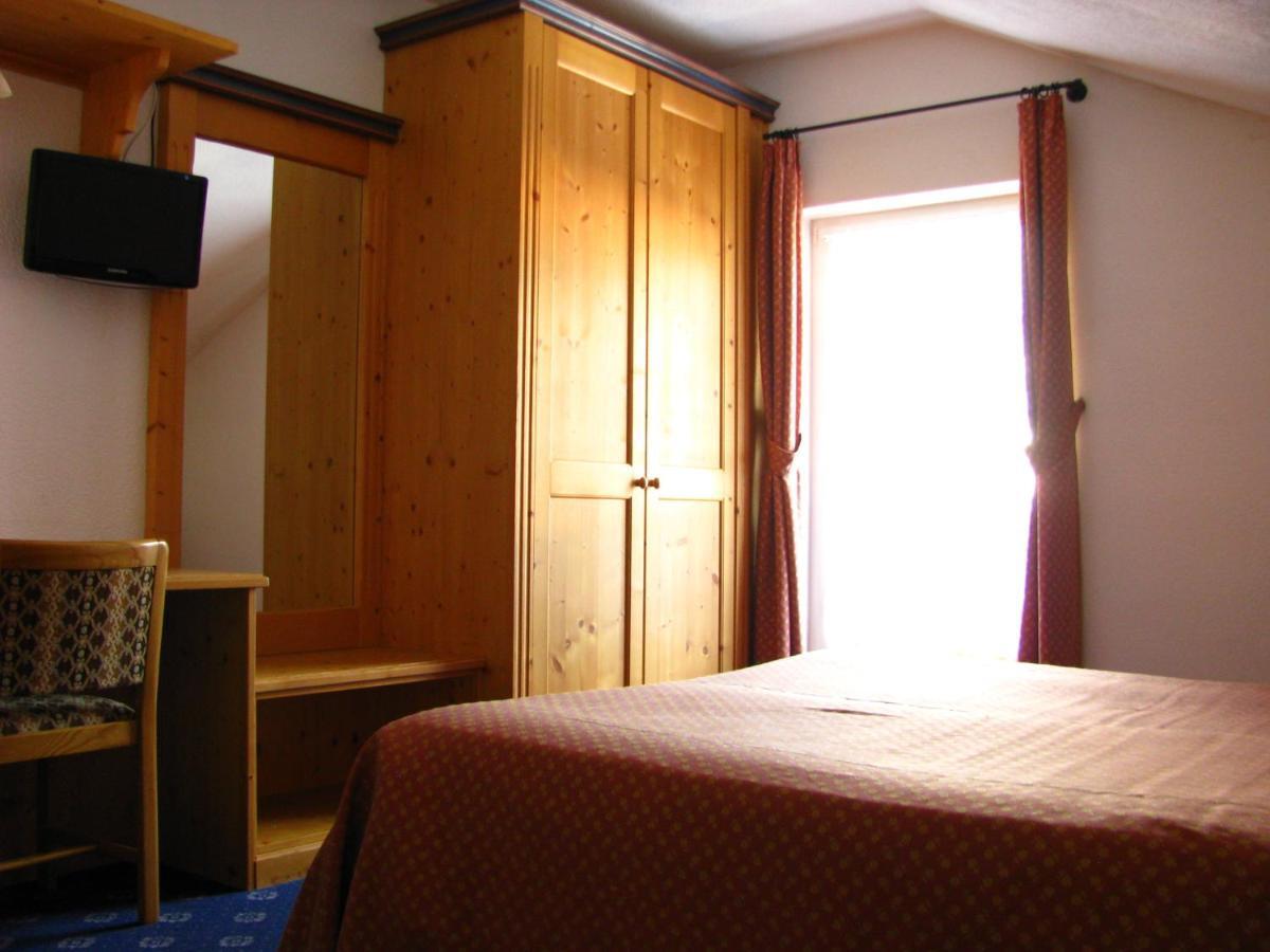 Hotel Nes Crepes Pozza di Fassa Phòng bức ảnh