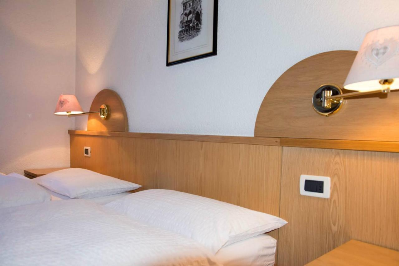 Hotel Nes Crepes Pozza di Fassa Ngoại thất bức ảnh