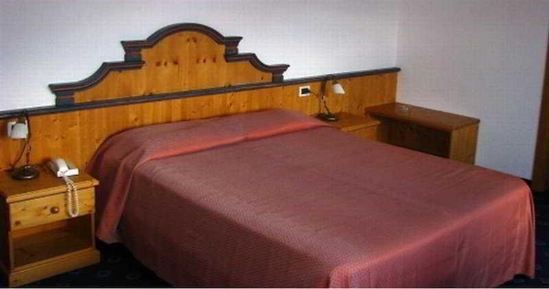 Hotel Nes Crepes Pozza di Fassa Ngoại thất bức ảnh